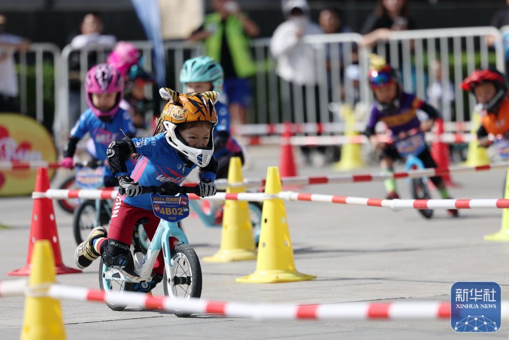 ↑小选手张弘毅（前）在比赛中骑行