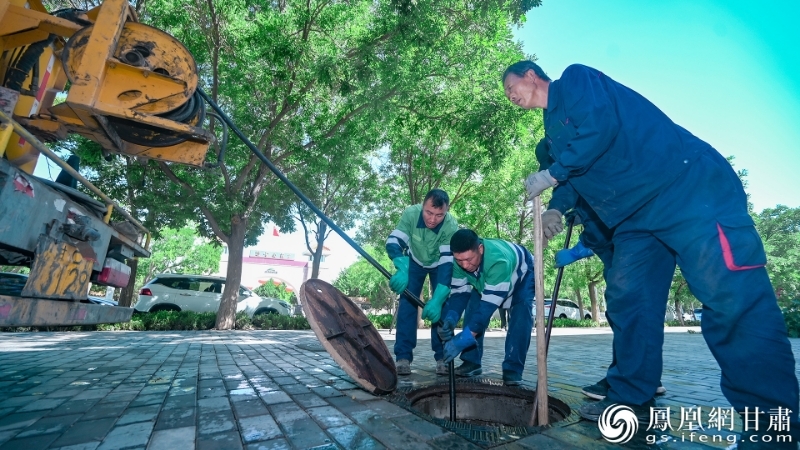 物业工作人员帮助社区居民疏通堵塞的下水管道