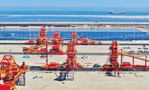 6月25日，航拍下的黄骅港集疏运体系项目煤炭堆场。河北日报记者 张 昊摄