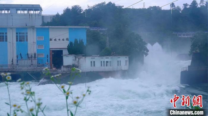 图为位于江西省九江市永修县的柘林水电厂第一溢洪道和泄空洞全开泄洪。杨明民 摄