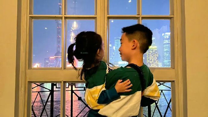 好久不见陈小春应采儿的小儿子，总被当成女孩？封面图