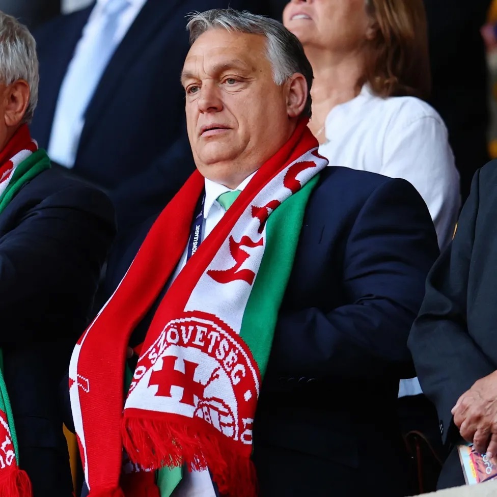 欧尔班在2022年6月匈牙利对阵英格兰的比赛中观战，他带领自己的党派在1998年、2010年、2014年、2018年和2022年的议会选举中获胜。