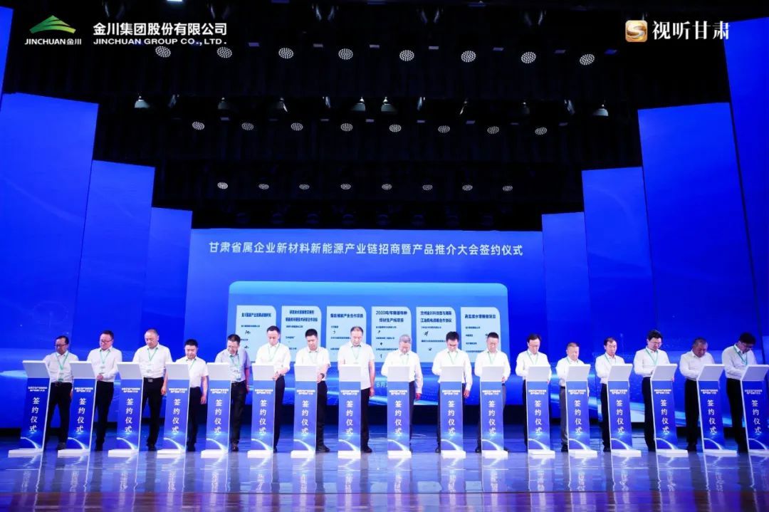 举行现场合作项目签约仪式，签约分四轮进行。