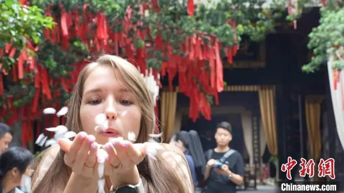 图为切好的白芍被游客轻轻吹起。吴思瑜 摄