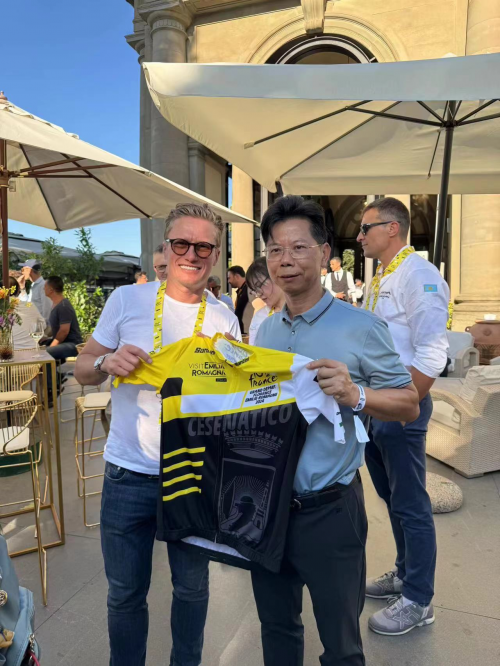 图注:Astana Qazaqstan Team车队CEO Alexandr Vinokurov(左一)赠予深圳市喜德盛自行车股份有限公司董事长谭伟龙先生(右一)2024环法自行车赛纪念衫。