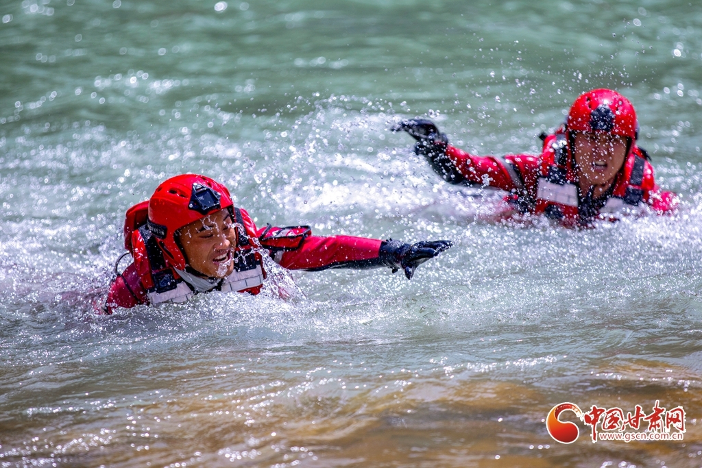 消防救援人员对游泳横渡科目进行训练