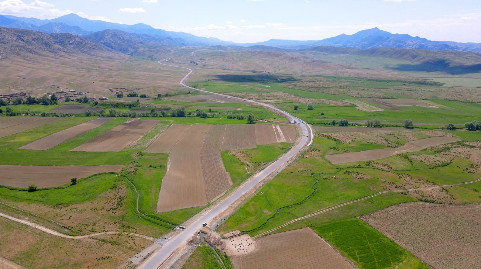 （道路修建非常注重两边农田灌溉的顺畅）