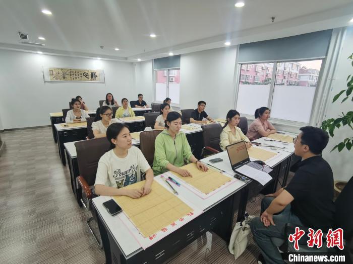 在泰安市宁阳县，青年人利用工作闲暇时间学习书法。宁阳县委宣传部供图