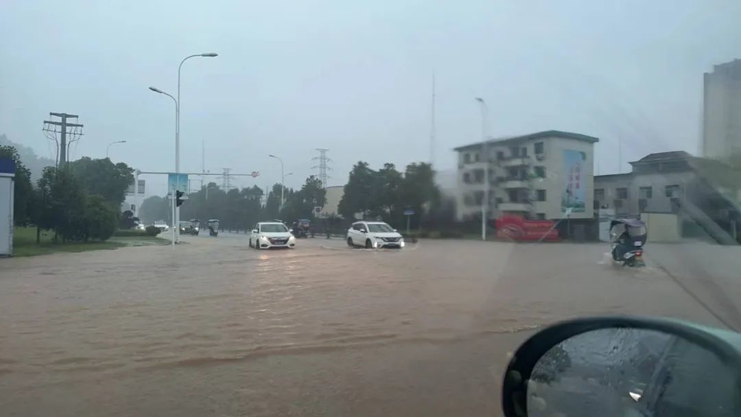 靖安县城内涝明显 拍摄:田甜