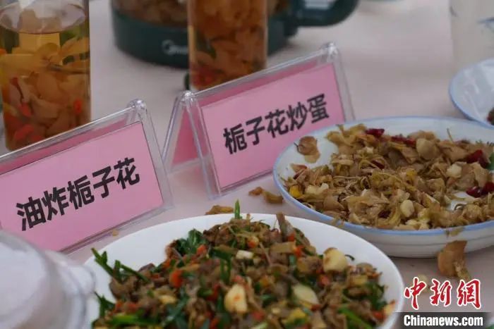 图为油炸栀子花等药膳。吴思瑜 摄