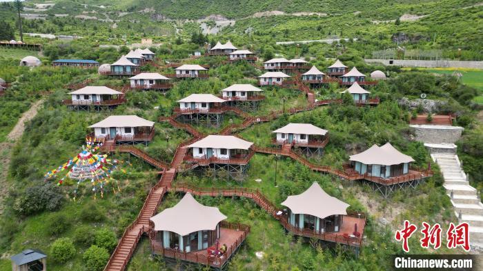 6月24日,图为扎尕那村中的帐篷民宿。九美旦增 摄