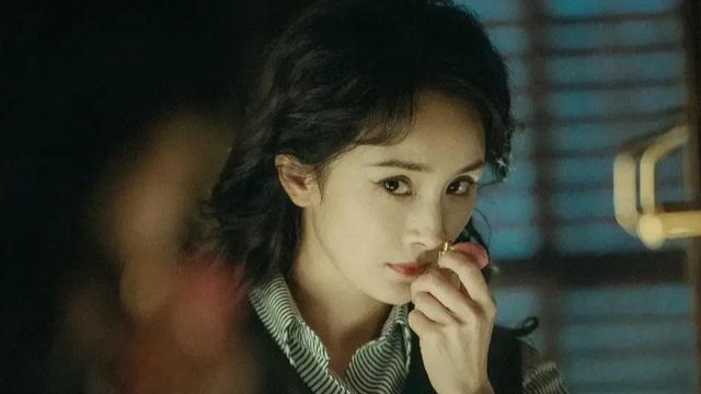 杨幂在C刊扩展版发署名文章，疑似使用AI，查重率太低被质疑造假封面图