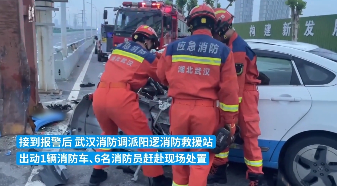 武汉出租车凌晨撞上限高架立柱致司机被困 消防员紧急救援