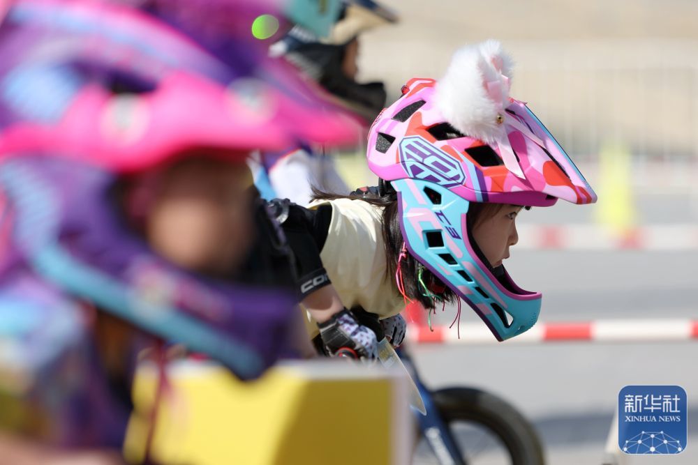 ↑小选手常溪芮（右）准备出发