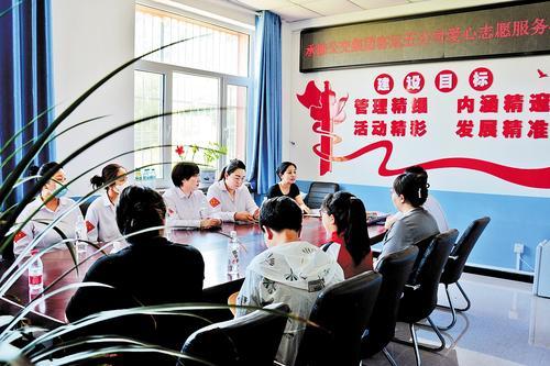 6月19日，承德公交集团有限责任公司客运五公司志愿服务团队到承德县孟家院乡中心小学开展爱心助学活动。 河北日报记者陈宝云摄