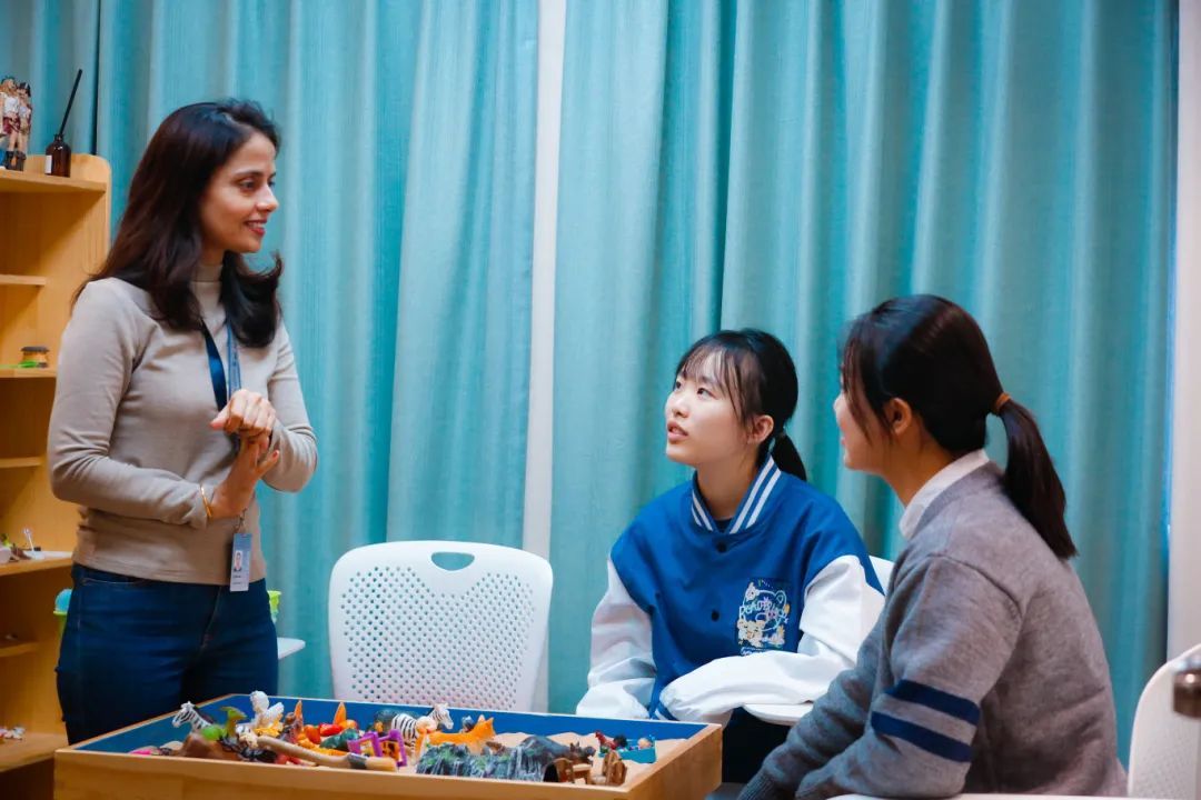 Dr. Amrita Kaur与心理系同学