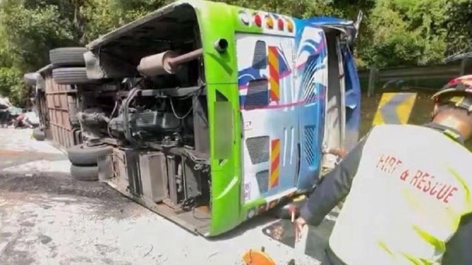 马来西亚旅游巴士侧翻，2名中国游客身亡