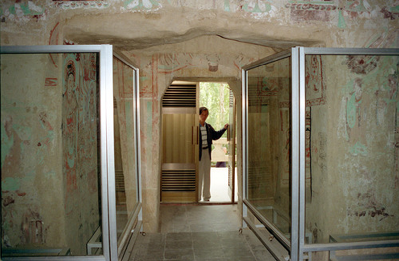 图为莫高窟的367个洞窟安装了铝合金窟门，并在94个开放的洞窟安装了玻璃屏风，即保护了壁画的彩塑，又不影响参观者视线。新华社记者　彭张青　摄（1996年11月24日发）