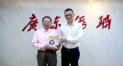 巫金星会长为广东省侨联副主席戴文威赠送榜样书籍