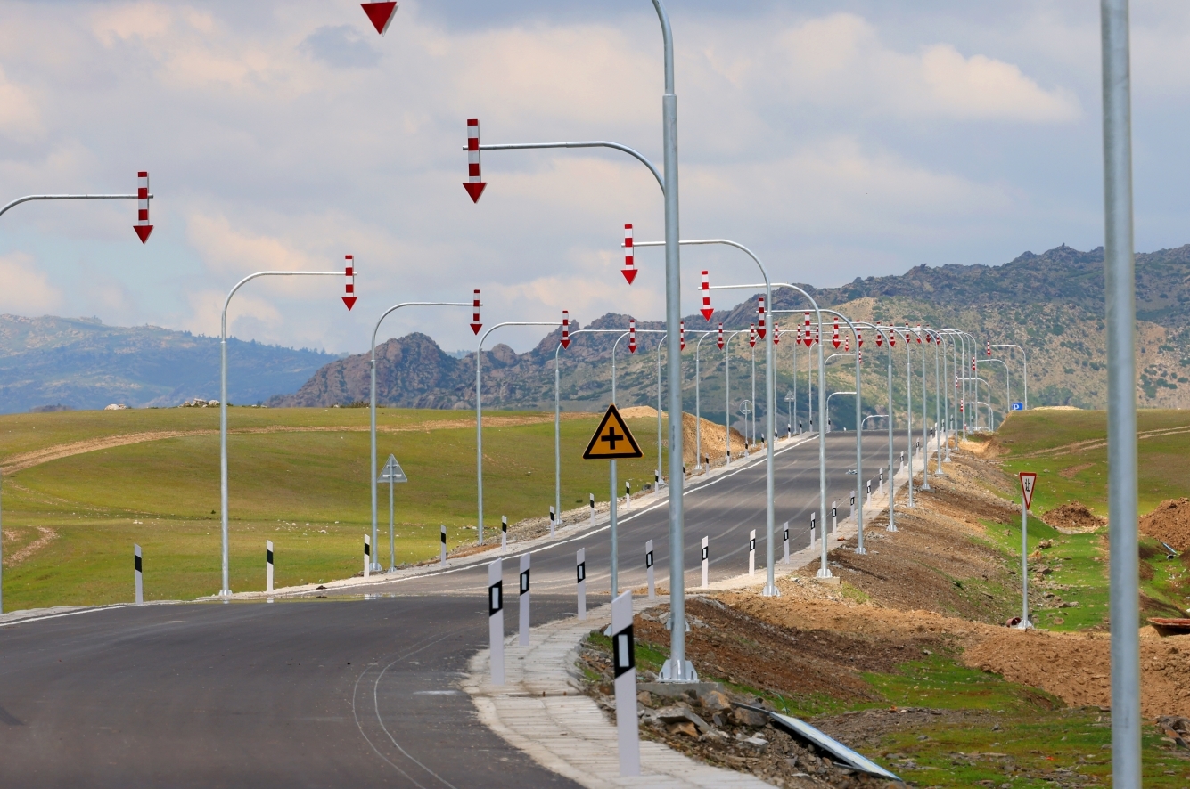 这段位于阿勒泰的“北境公路之王”，来自“广东制造”