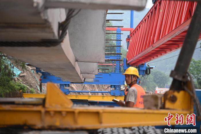 图为万开达高速公路寨子坡大桥T梁架设现场。张旭 摄