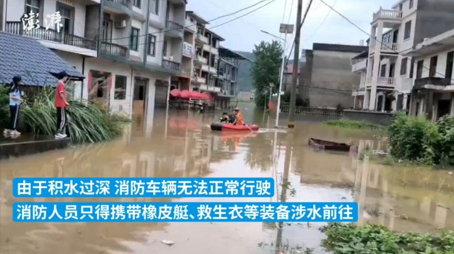 湖北阳新连降暴雨致内涝21人被困 消防奋力转移群众
