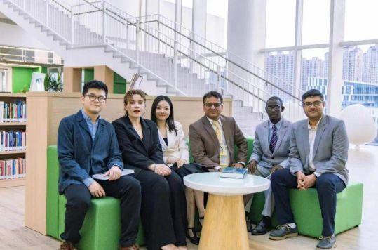 博士研究生宋杰在就读期间,跟Noman 和Mullick 两位教授有过合作的经历,“两位老师是从我英语教育转向教育领导相关研究的引路人,教给我作为科研人员的职业操守。”