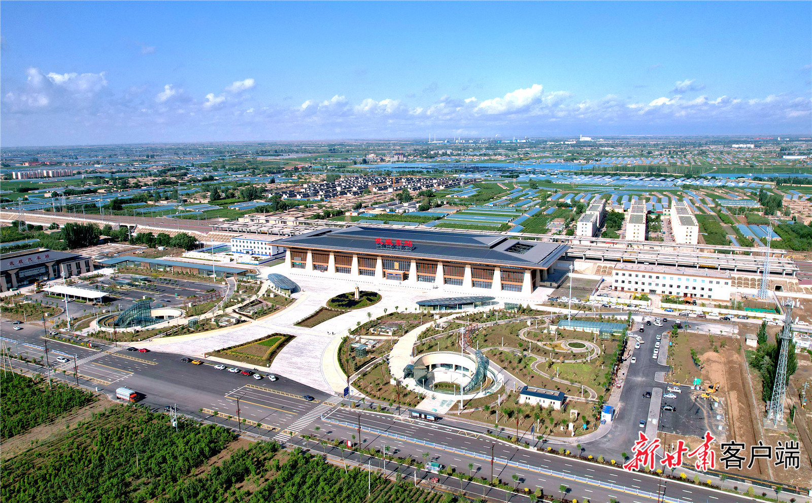 武威东站是兰张三四线铁路中间站，是甘肃河西地区重要的铁路客运枢纽之一。