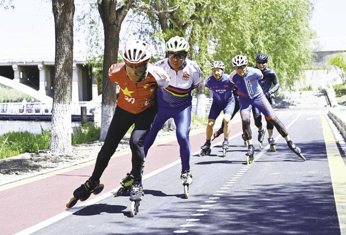 轮滑爱好者组队滑行。