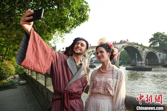 6月15日，“新马可&middot;波罗”代表(左)和国际友人在拱宸桥前自拍留念。当日，千年运河千里行“新马可&middot;波罗”游记活动在中国大运河南端浙江杭州举行，由活动征集的意大利友人作为“新马可&middot;波罗”游览杭州。数百年前，杭州被马可&middot;波罗盛赞为“世界上最美丽华贵之天城”。王刚摄