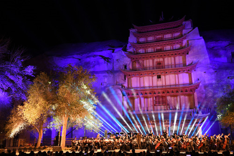 图为在莫高窟九层楼广场拍摄的音乐会现场（2016年9月15日摄）　新华社记者　范培珅　摄