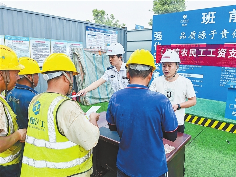 九江市劳动监察部门深入项目建设一线普法，并摸排欠薪线索。 江西日报全媒体记者 付 强摄