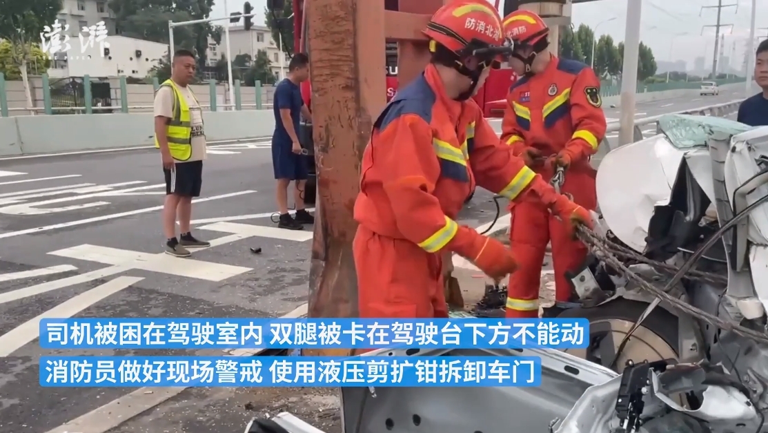 武汉出租车凌晨撞上限高架立柱致司机被困 消防员紧急救援