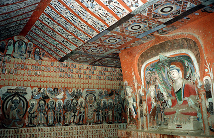 图为甘肃敦煌第428窟的南壁、窟顶部分和中心柱东向龛。龛内外塑佛说法相一铺。此窟开凿于北周，是莫高窟现存早期最大的洞窟。新华社记者　佟德印　摄（1985年9月4日发）