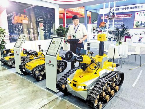 6月20日，在2024中国（河北）安全应急博览会上，中信重工开诚智能装备有限公司工作人员正在调试消防灭火侦察机器人。河北日报记者 郝东伟摄