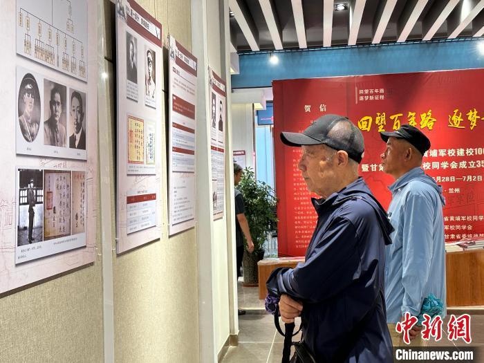 6月28日，参会嘉宾参观《回望百年路 逐梦新征程》图片展览。戴文昌　摄