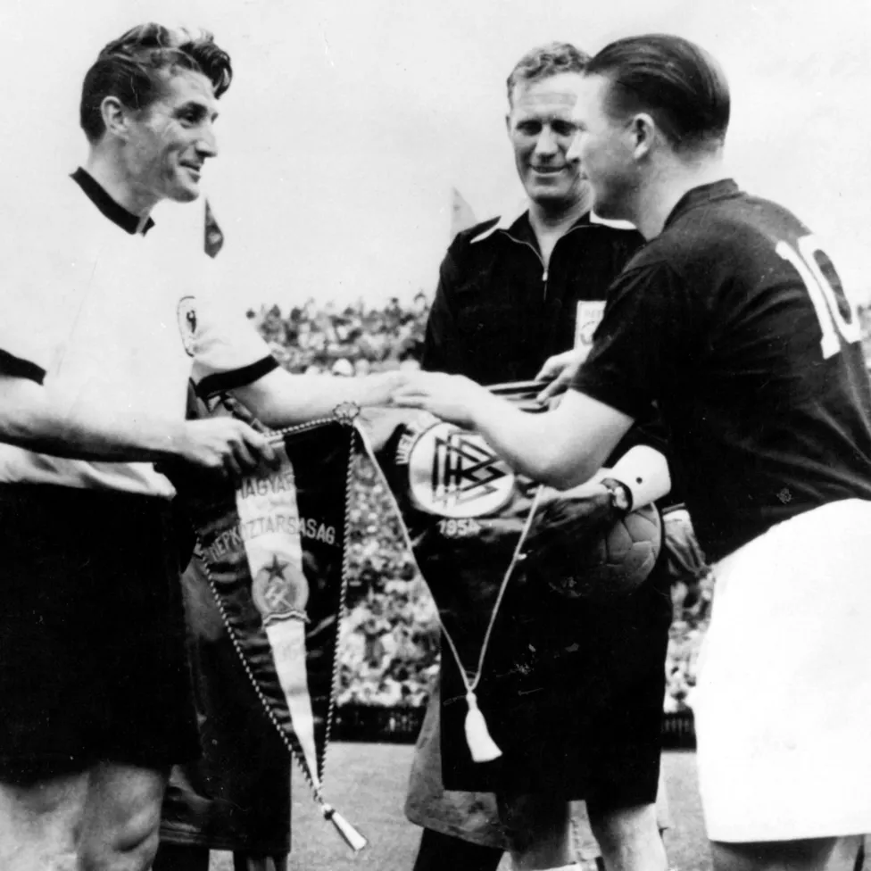 1954年世界杯决赛前，匈牙利队长费伦茨·普斯卡什(右)与西德队长弗里茨·沃尔特交换队旗。