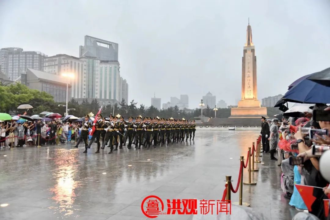 大雨中的南昌八一广场，这一幕幕震撼人心！