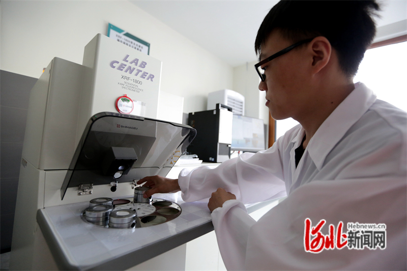 6月26日，涉县清漳水泥制造有限公司实验员在进行固废基胶凝材料分析。通讯员路海东摄