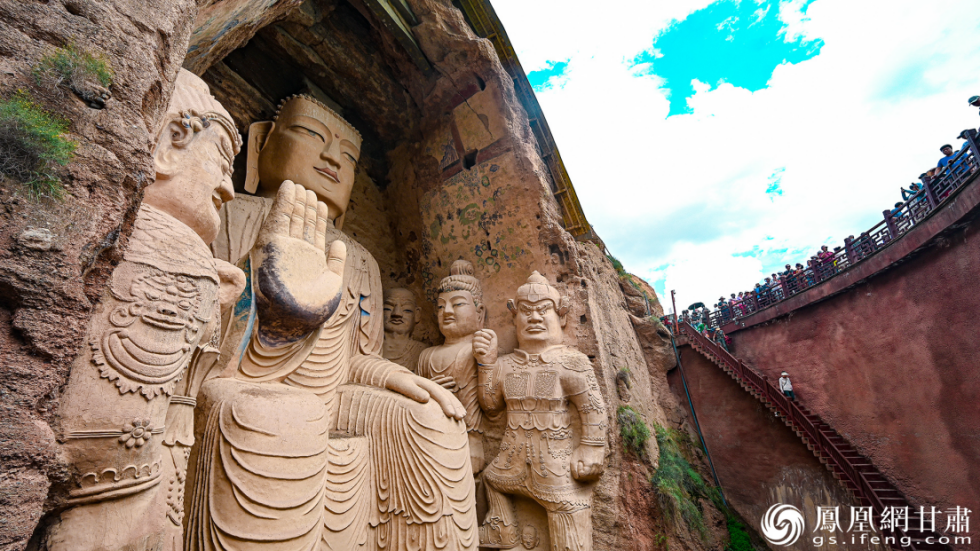 大佛肃立在武威天梯山石窟，诉说着历史沧桑。