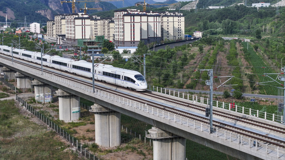 7月1日，一城际列车行驶在京哈高铁河北省承德市承德县境内（无人机照片）。新华社发（刘满仓　摄）
