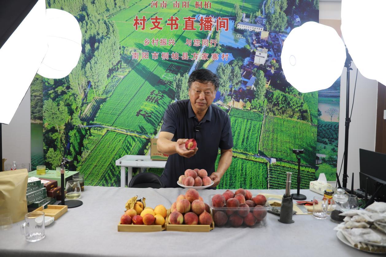 王顺利正在直播销售朱砂红桃。