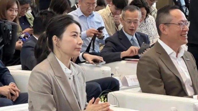 郭晶晶一身端庄得体出席活动 不愧是下嫁给霍启刚的女人