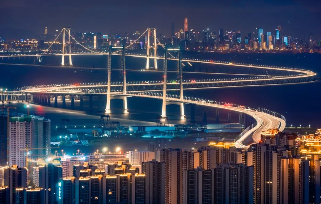 6月29日晚，通车前夜的深中大桥闪耀伶仃洋 周华东 摄