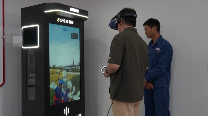 参观者在安全教育室进行安全情景模拟VR体验