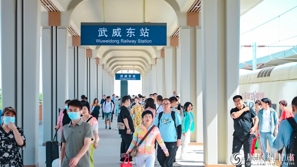 新建成的武威东站迎来八方游客