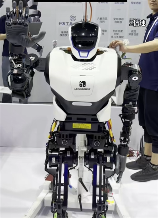 用上盘古大模型!国内首款开源鸿蒙人形机器人夸父亮相WAIC_凤凰网