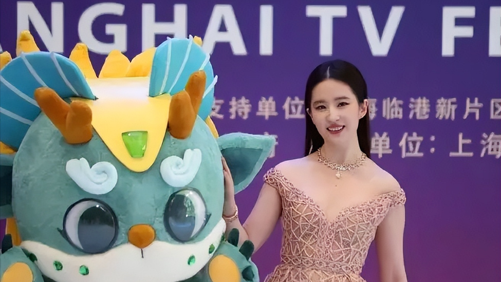 白玉兰这一晚，“膀大腰圆”的刘亦菲，给内娱审美上了生动的一课