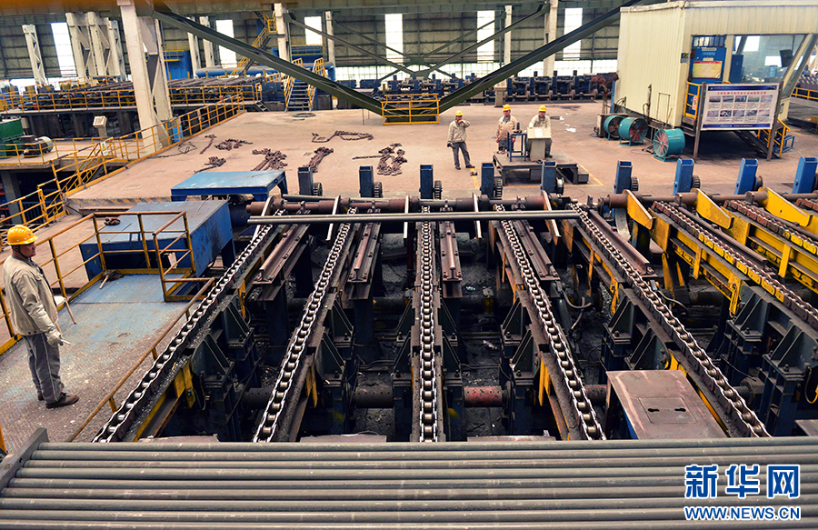 7月2日,在河南济源钢铁(集团)有限公司生产车间,工人正在生产钢制品。