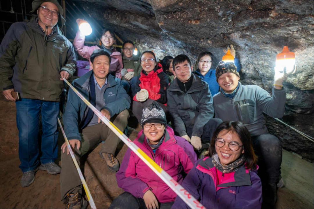 2019年陈发虎、张东菊和研究生们在白石崖溶洞